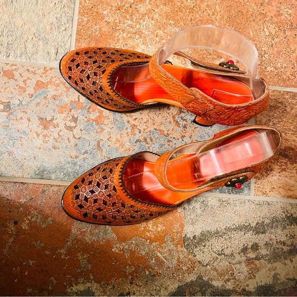 🍊NWOB!!Sassy Super Lady Star Orange Leather Embossed Cutout Heels! - Picture 2 of 14